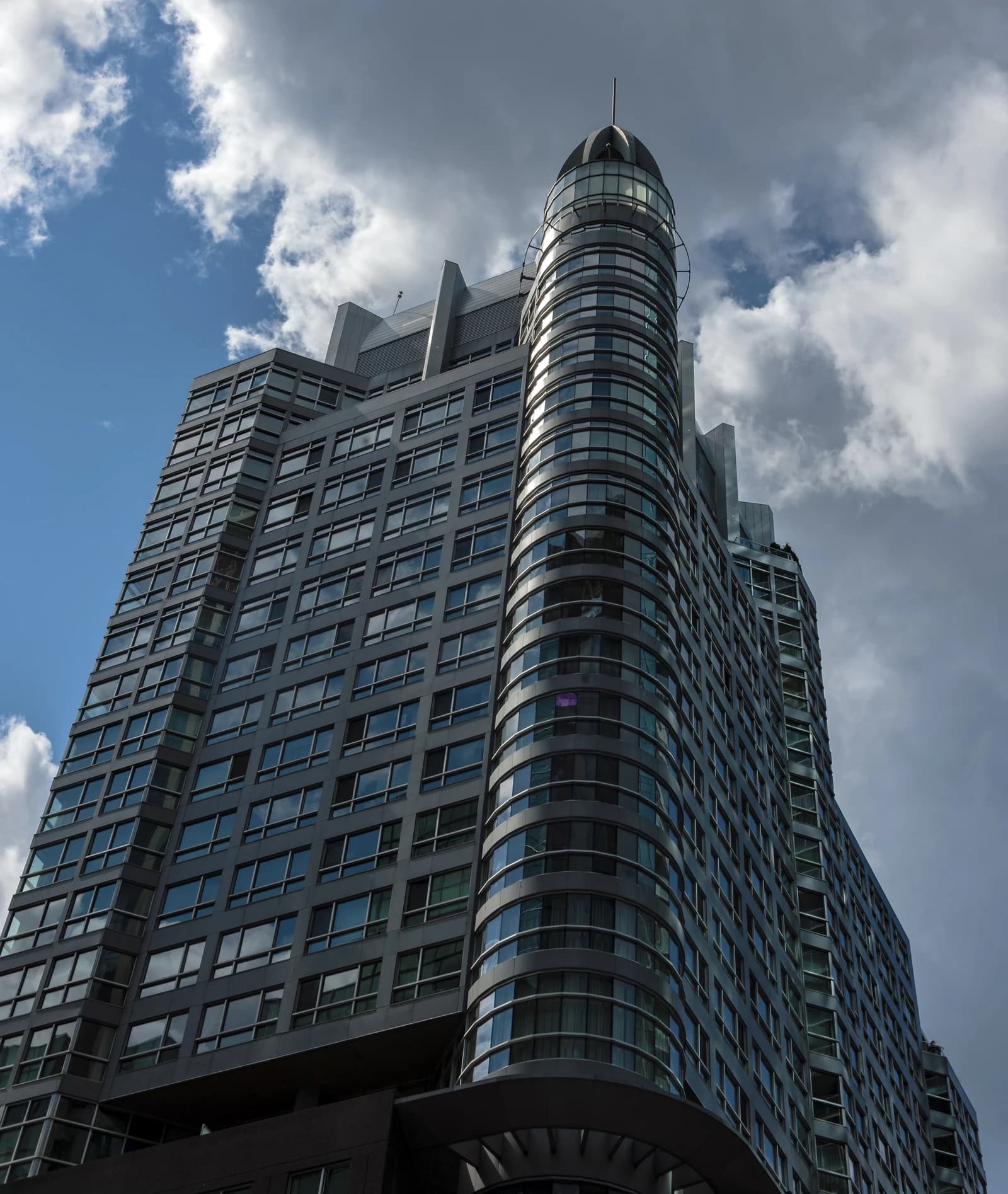 Icône Condominium building, Montreal, captured from street intersection.