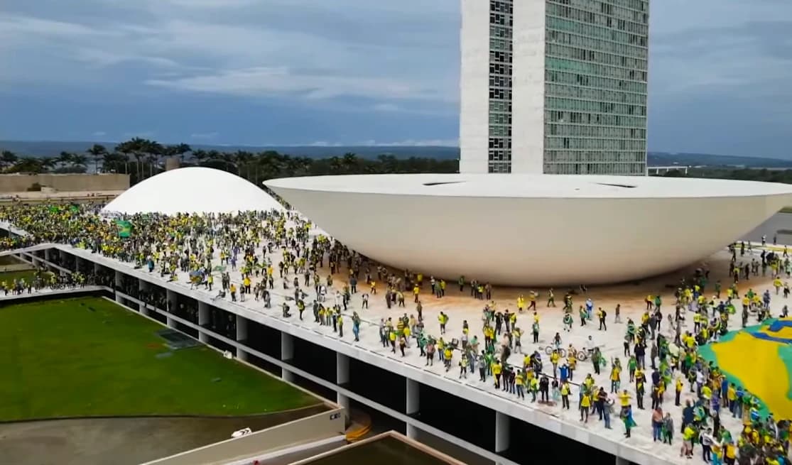 Aerial view of a large crowd gathered on the ramp of Brazil's National Congress.