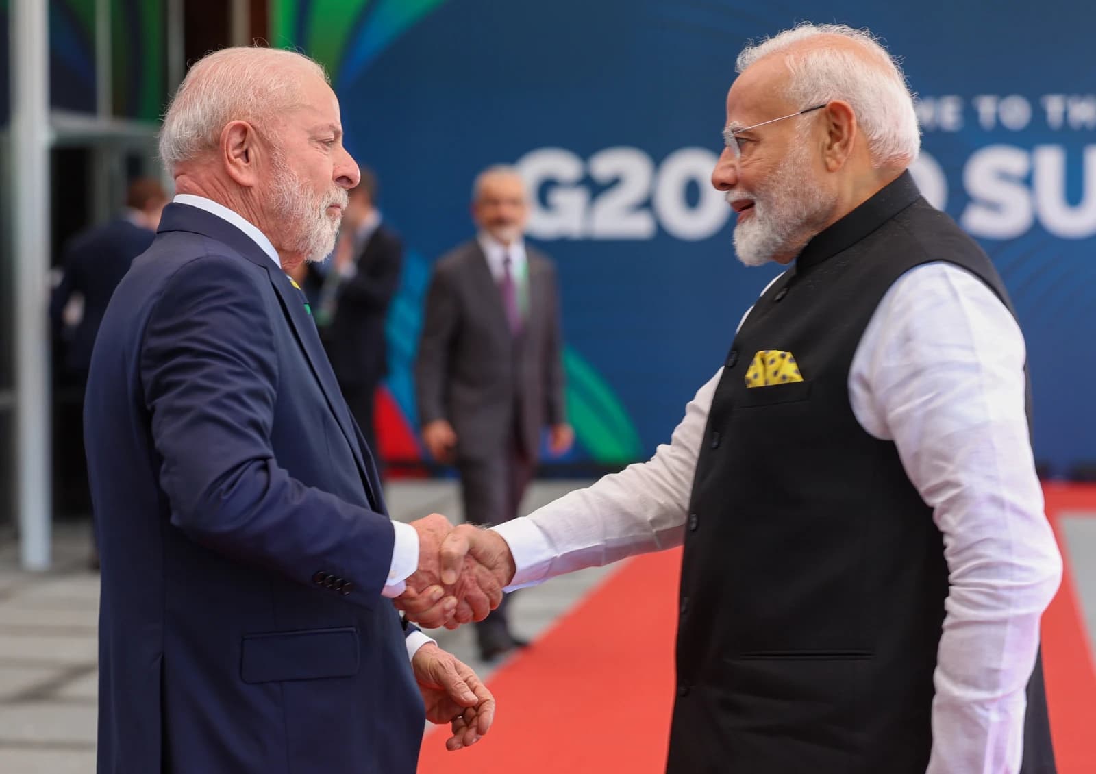 Luiz Inácio Lula da Silva, President of Brazil, shaking hands with Narendra Modi, Prime Minister of India.