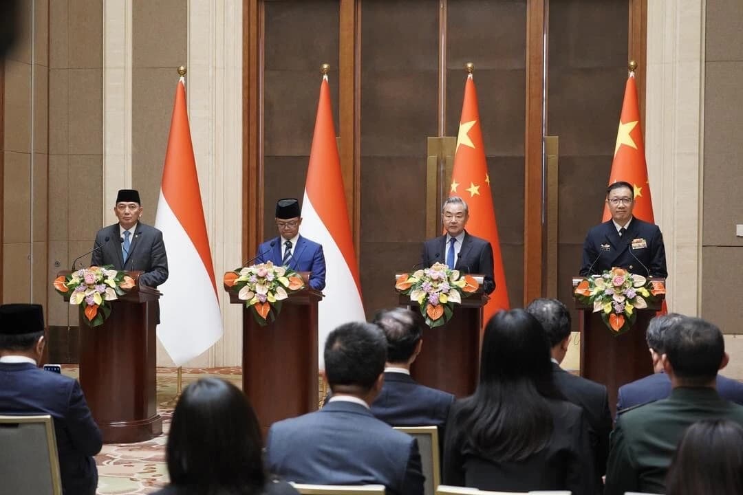 Wang Yi, Chinese Foreign Minister, and Retno Marsudi, Indonesian Foreign Minister, at a diplomatic reception.