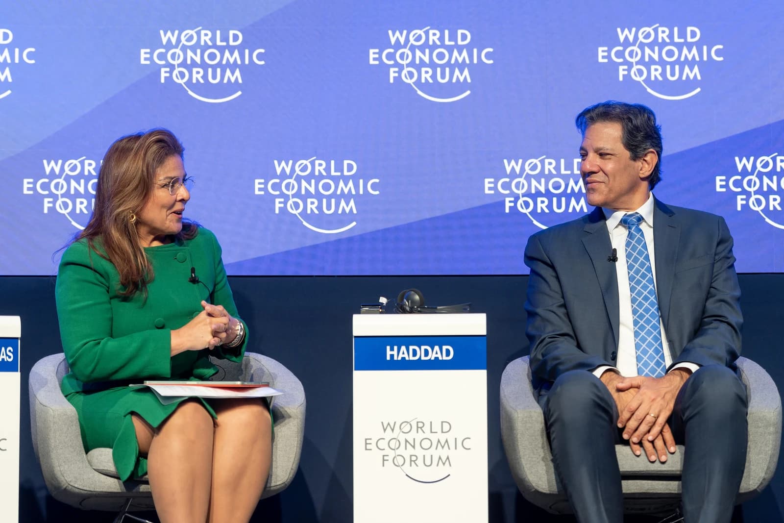 Nadia Fettah Alaoui, Minister of Economy and Finance of Morocco, seated, speaking with Fernando Haddad.