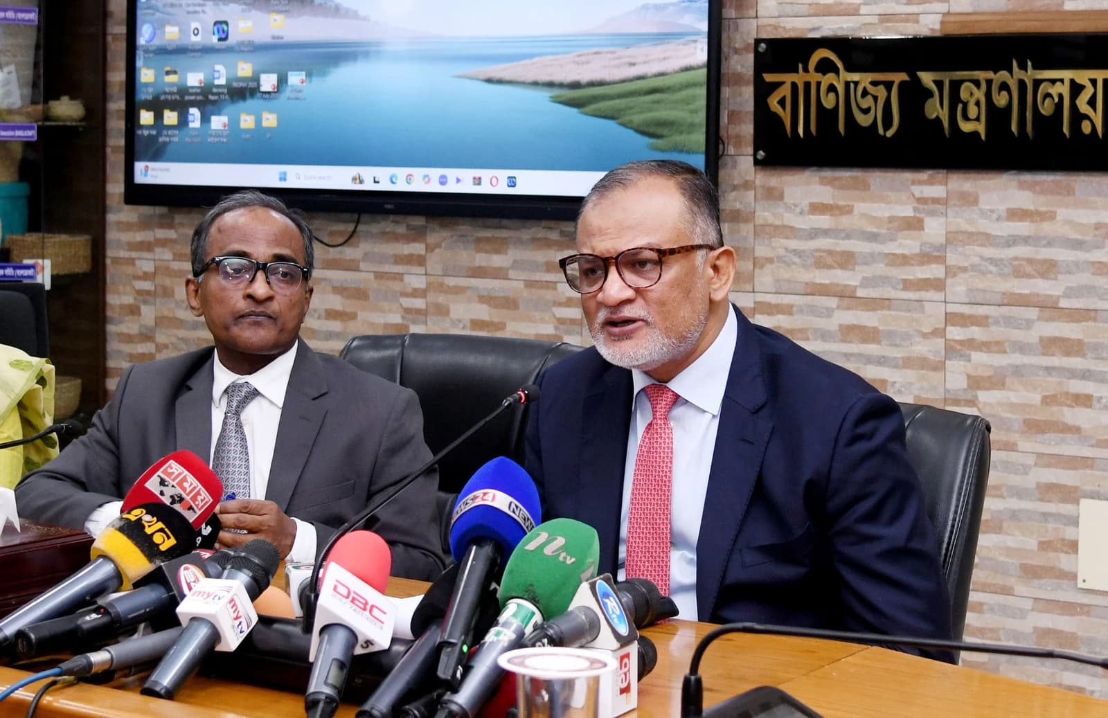 Commerce Advisor briefs journalists, speaking at a press conference.