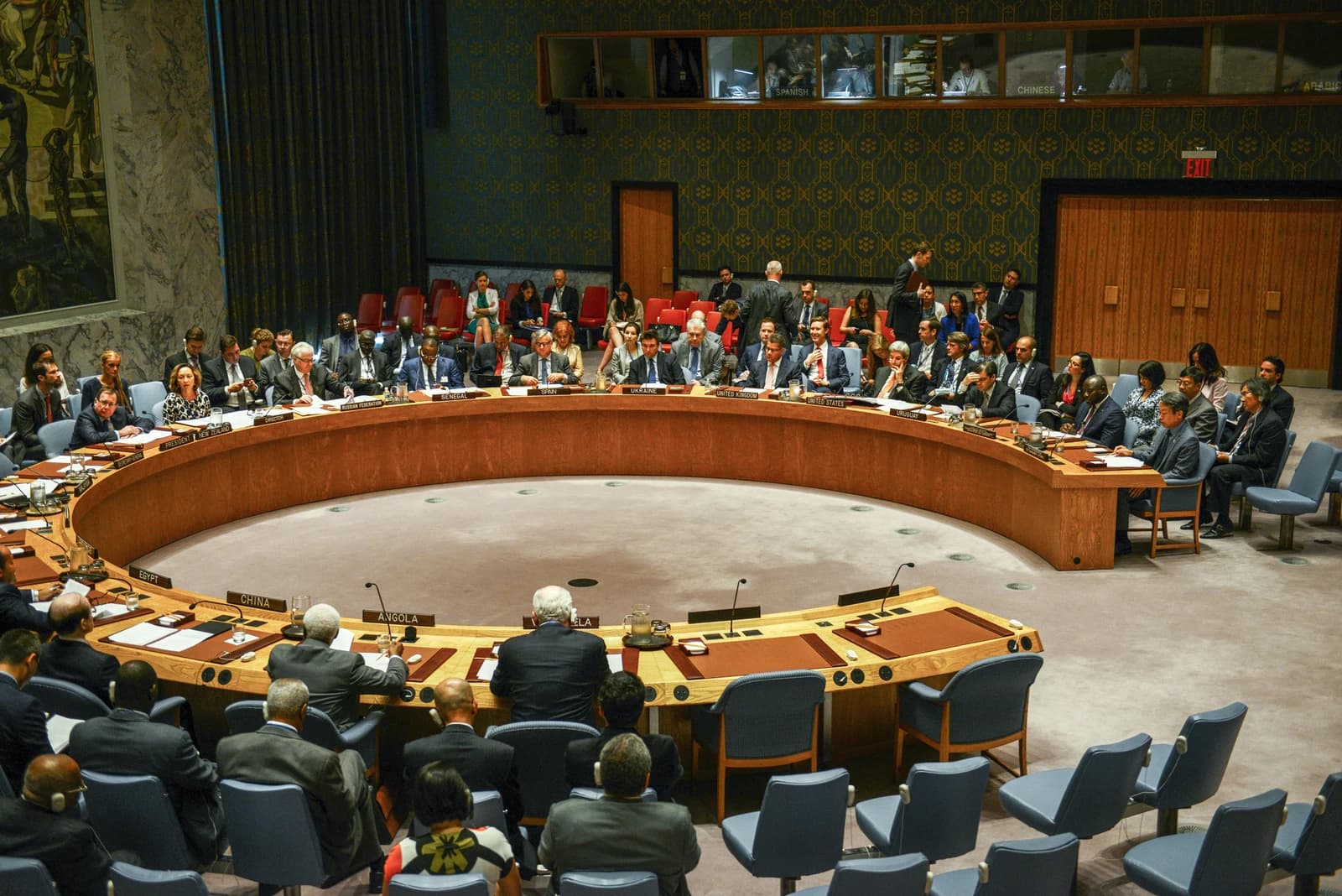 Delegates seated around a large horseshoe-shaped table during a United Nations Security Council meeting.