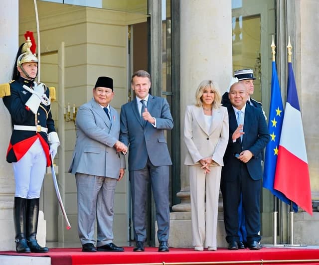 President Prabowo Subianto shaking hands with French President Emmanuel Macron at the Élysée Palace.