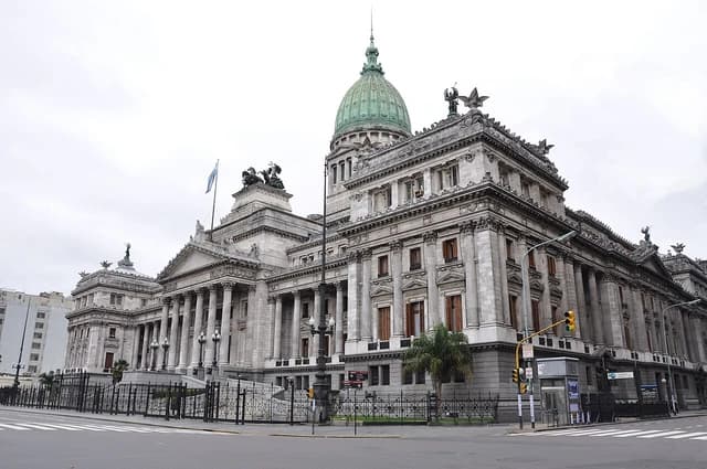 Argentine National Congress building, a large neoclassical structure with a green dome.