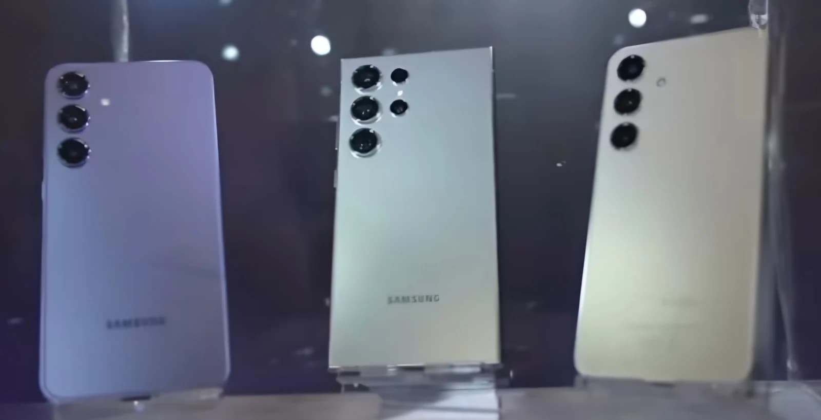 Three Samsung Galaxy S24 series smartphones in different colors on display.