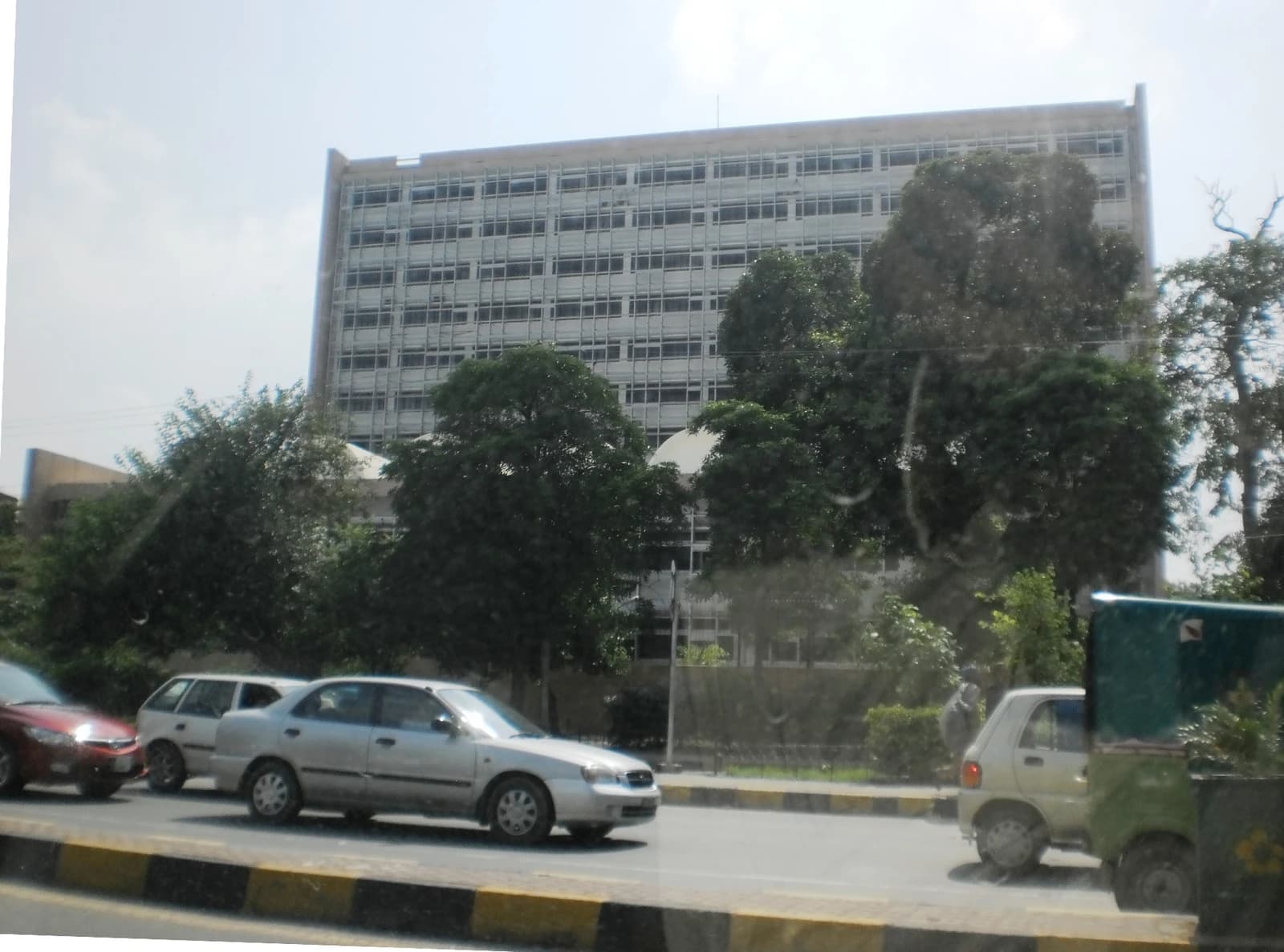 Exterior view of the multi-story State Bank of Pakistan building in Lahore.