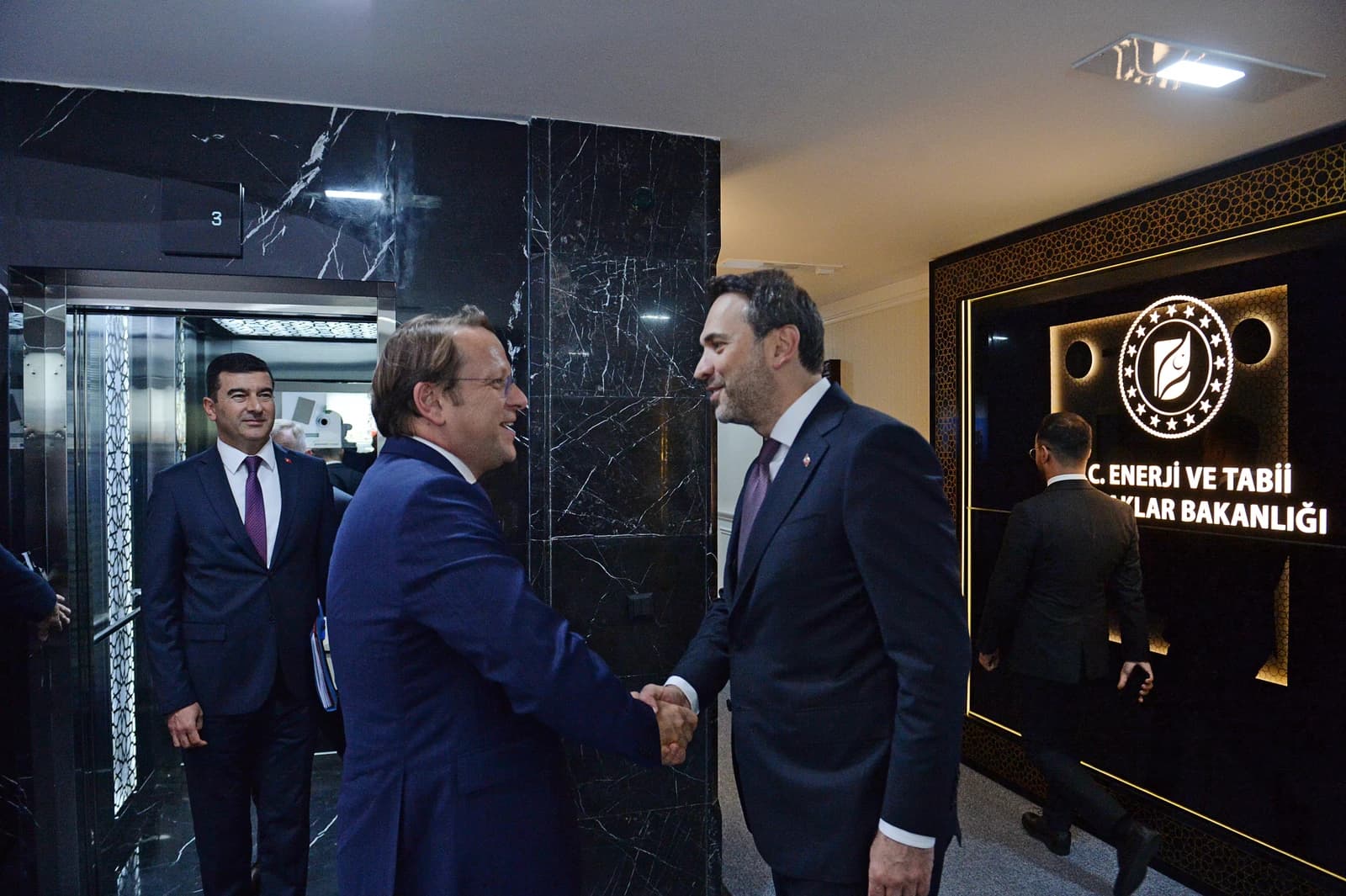 Alparslan Bayraktar, Turkish Energy Minister, shaking hands with Olivér Várhelyi.