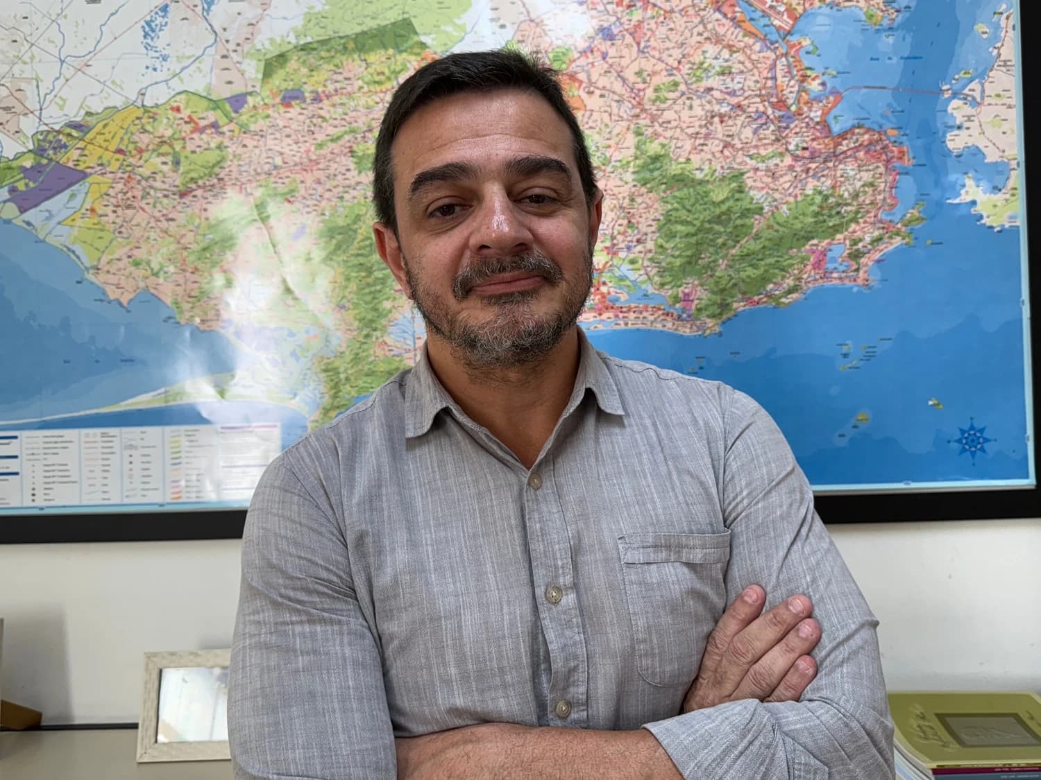 Elias Jabbour, elected federal deputy, stands in an office with arms crossed.