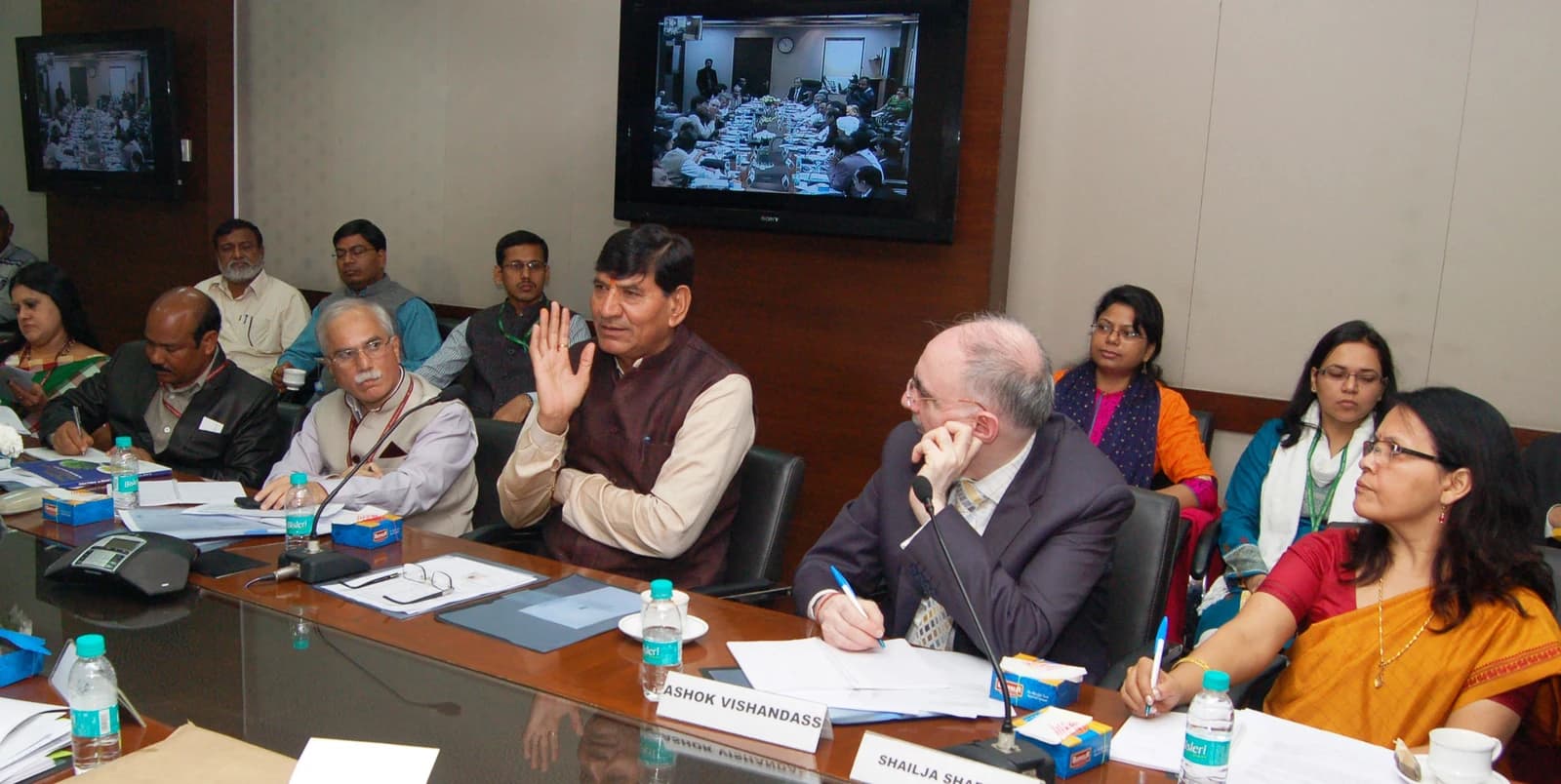 Mohanbhai Kalyanjibhai Kundariya in a meeting with agricultural officials and farmer leaders.