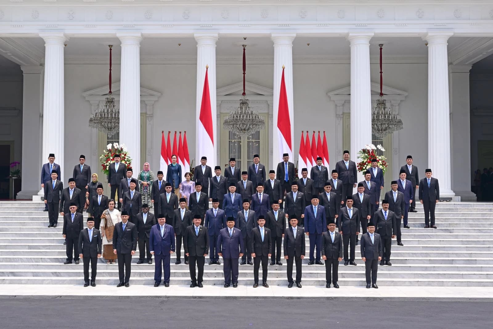 Indonesian President Prabowo Subianto and Vice President Gibran Rakabuming Raka with cabinet members.