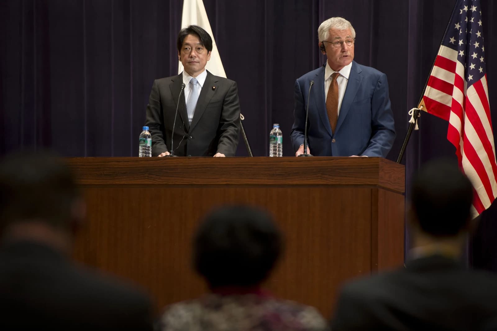 Japanese Defense Minister Itsunori Onodera and U.S. Defense Secretary Chuck Hagel at a podium.