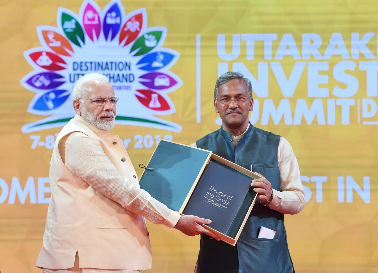 Narendra Modi and Trivendra Singh Rawat presenting a book at Uttarakhand Investors Summit.