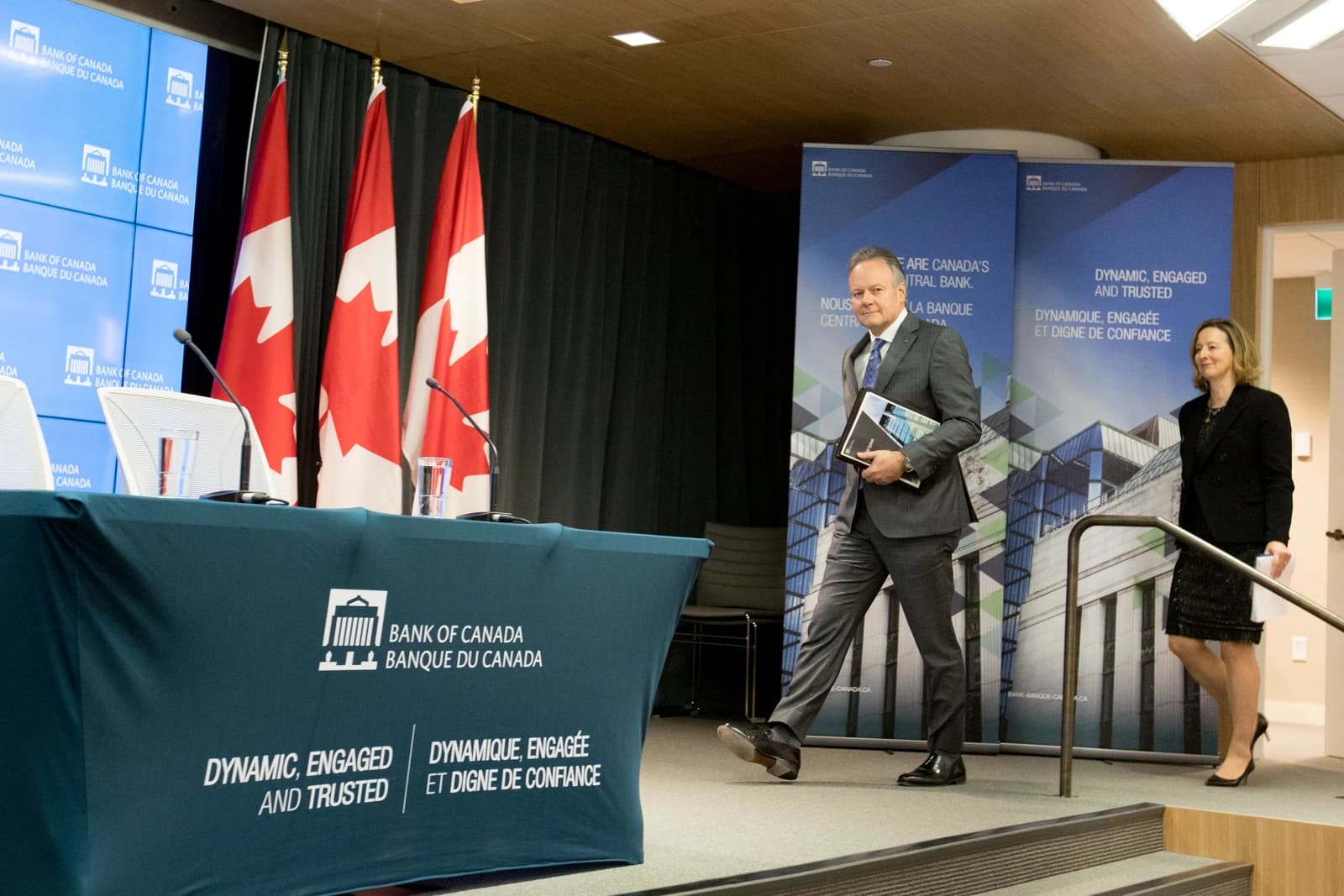 Stephen Poloz, Bank of Canada Governor, and Carolyn Wilkins, Senior Deputy Governor, walking.