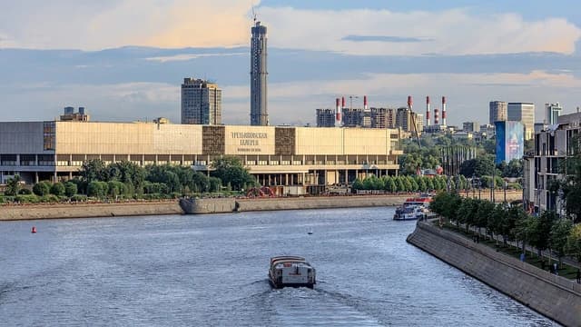 Buildings along the Moskva River, including the Tretyakov Gallery and a new skyscraper.