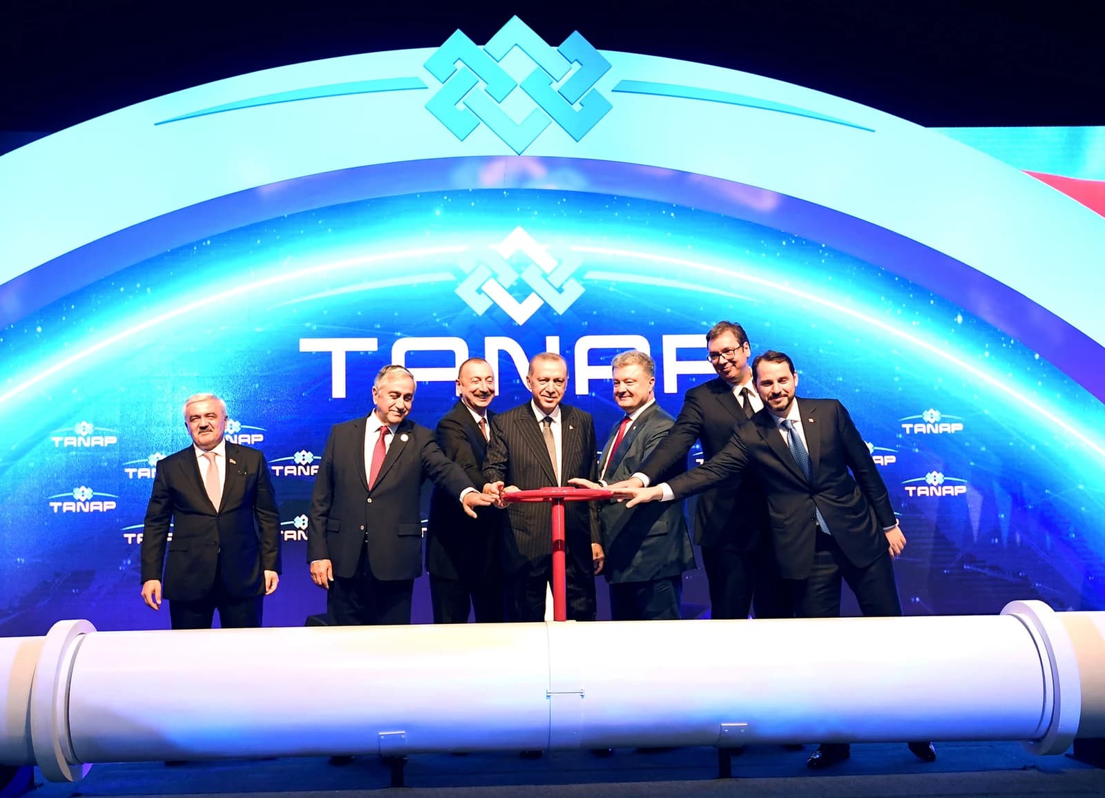 Turkish President Erdoğan and other leaders inaugurating the TANAP pipeline with a large valve.