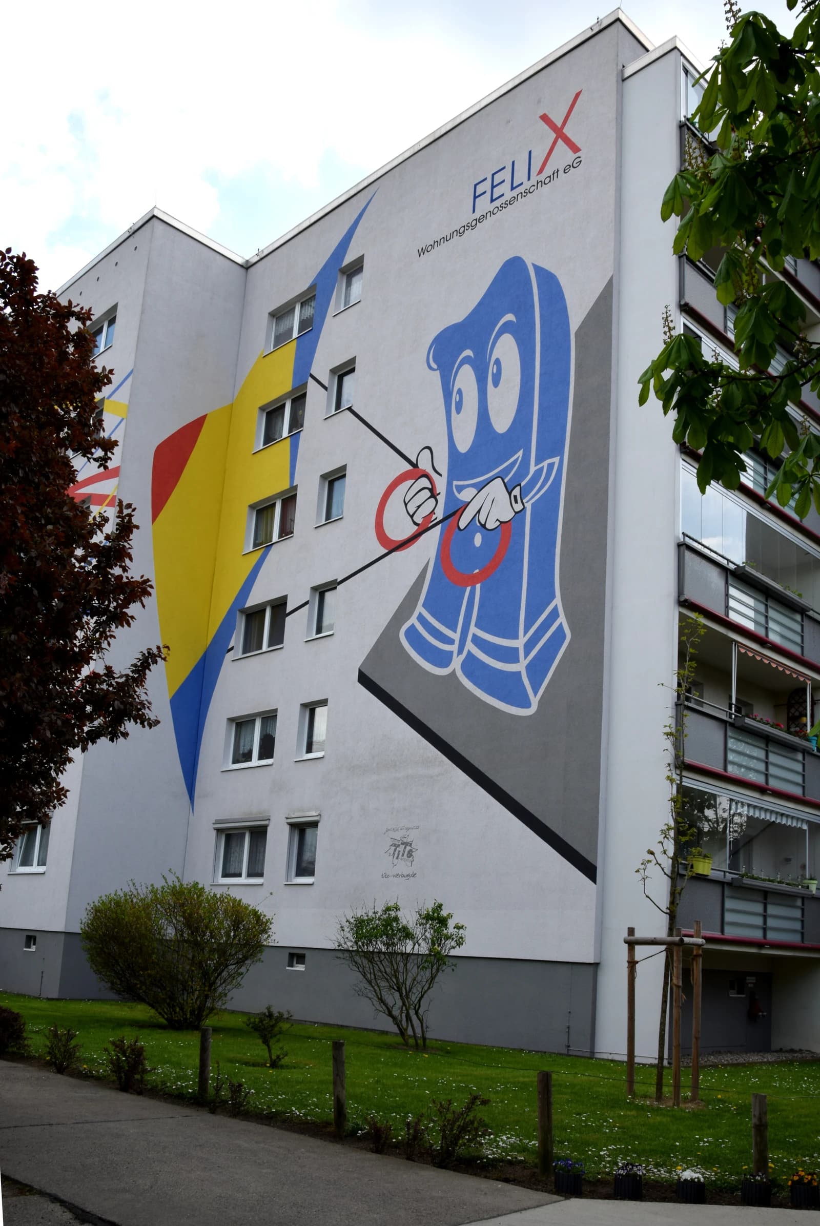 Mural for Felix Wohnungsgenossenschaft on the side of a residential building in Berlin.