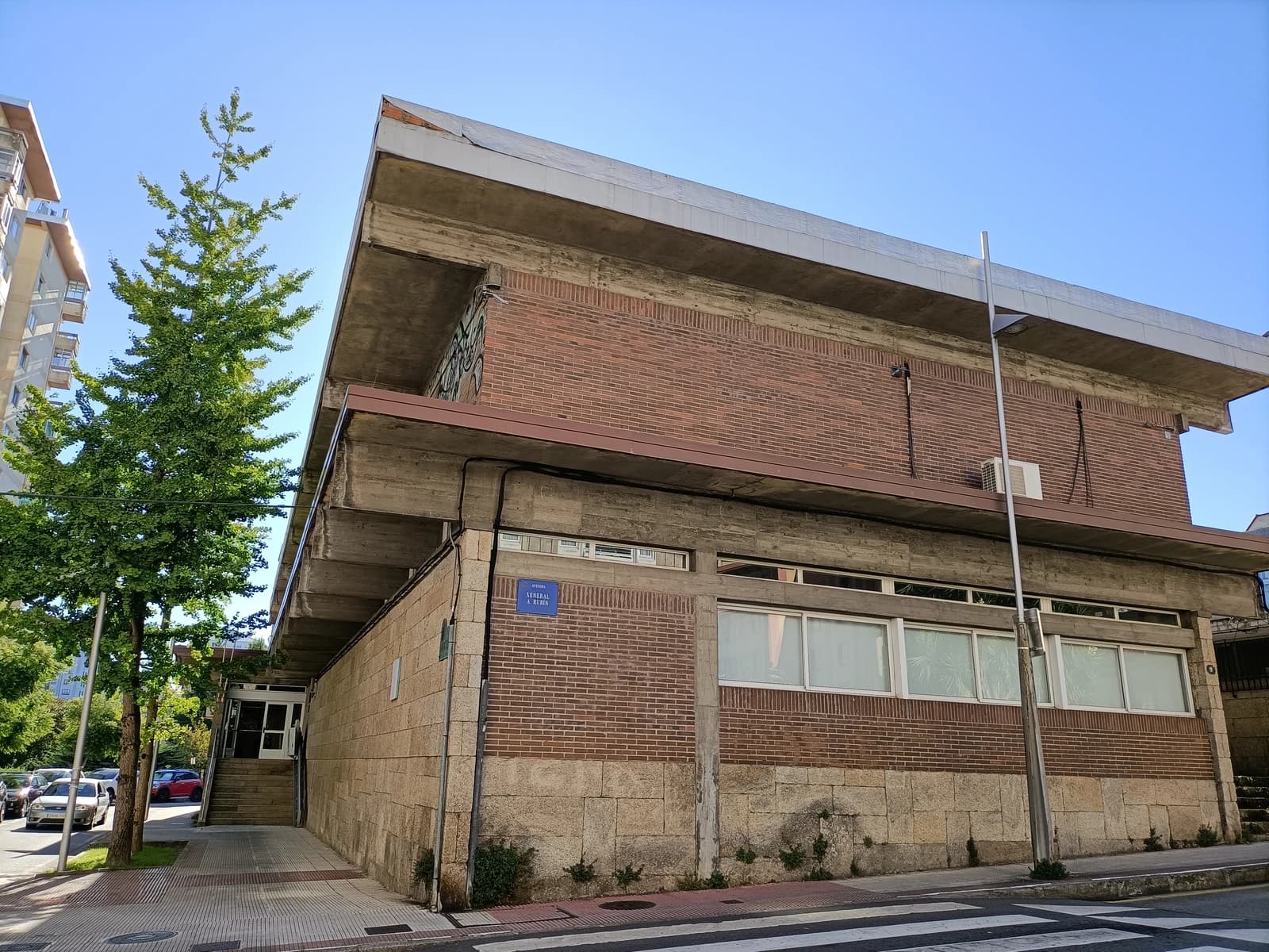Exterior view of the Provincial Delegation building of the National Institute of Statistics in Pontevedra.