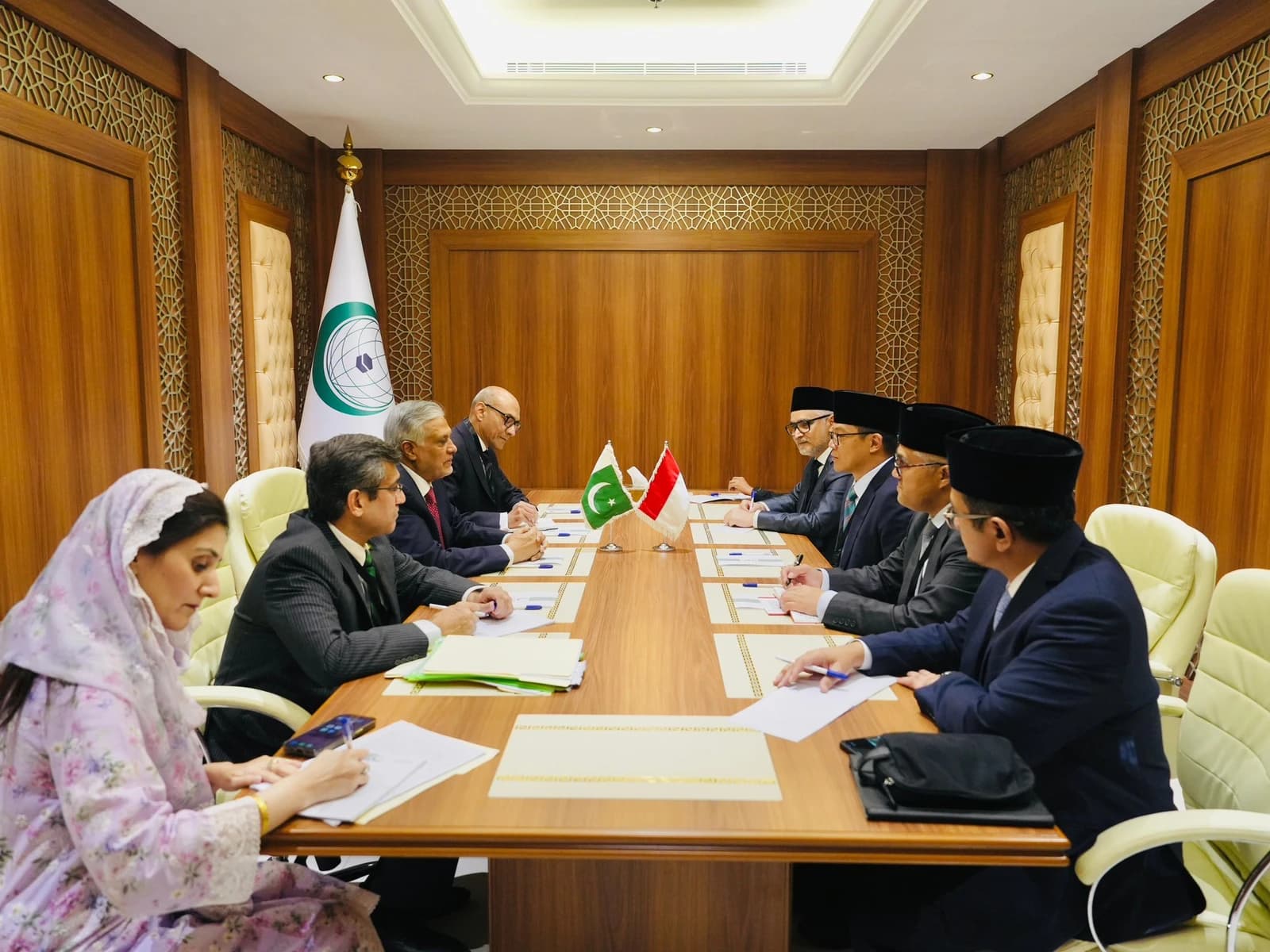Ishaq Dar, Pakistani Finance Minister, meeting with Sugiono, Indonesian official, and their delegations in Jeddah.