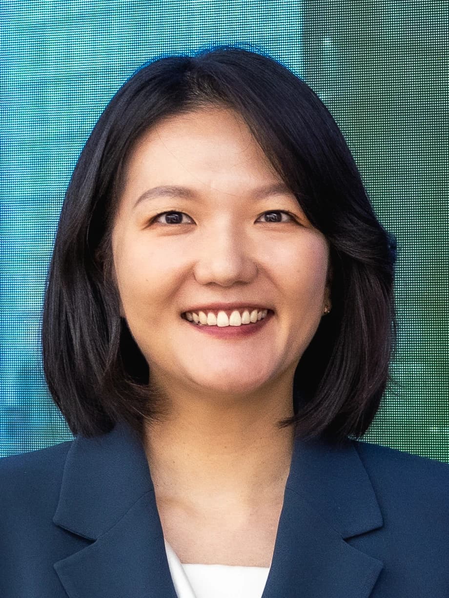 Choi Soo-yeon, CEO of Naver, smiling at an event.