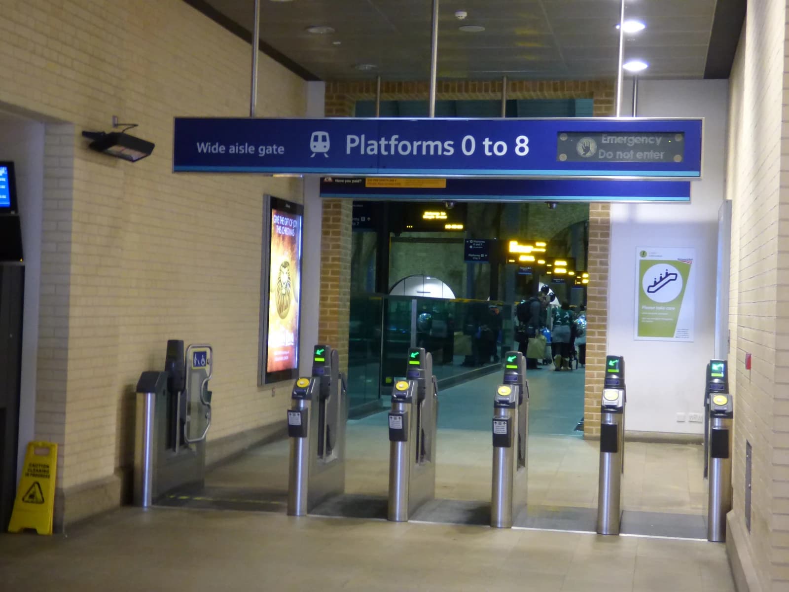 Ticket barriers and a wide aisle gate at platforms 0 to 8 in London King's Cross Station.