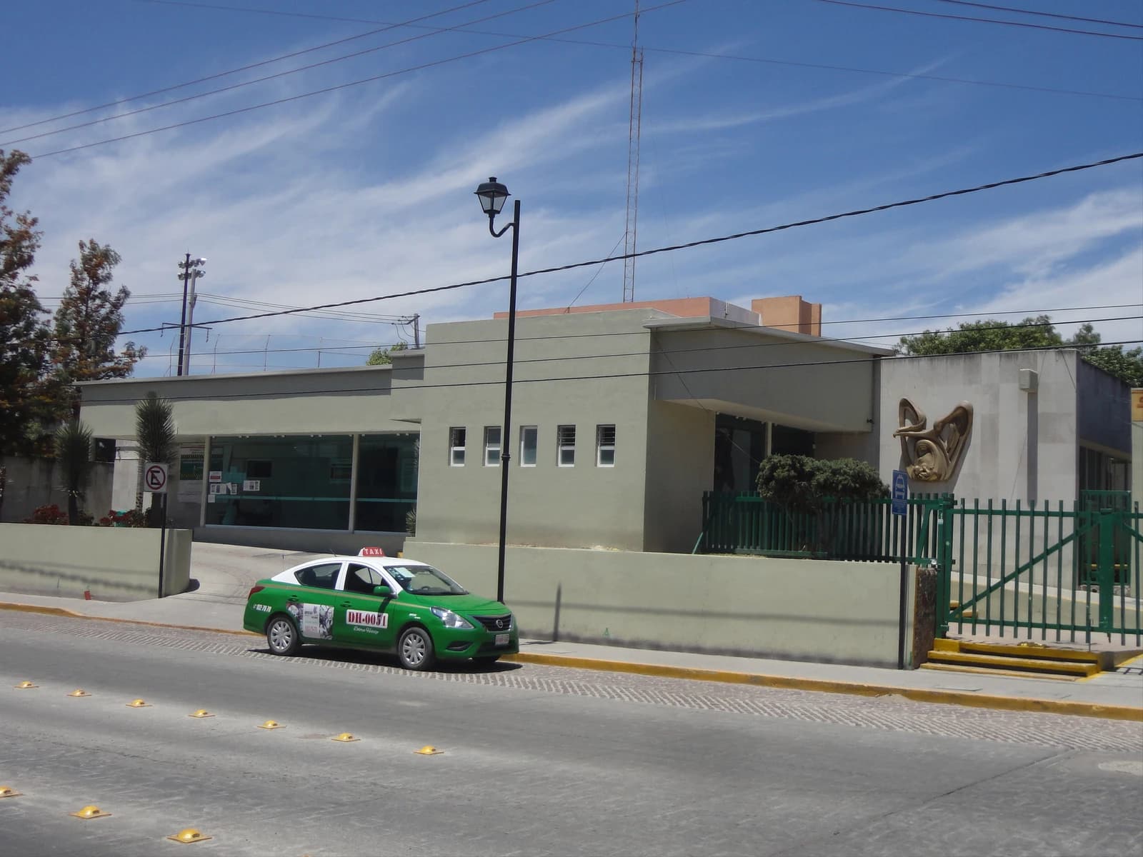 An exterior view of the UMF 12 clinic building of the IMSS in Dolores Hidalgo, Guanajuato.