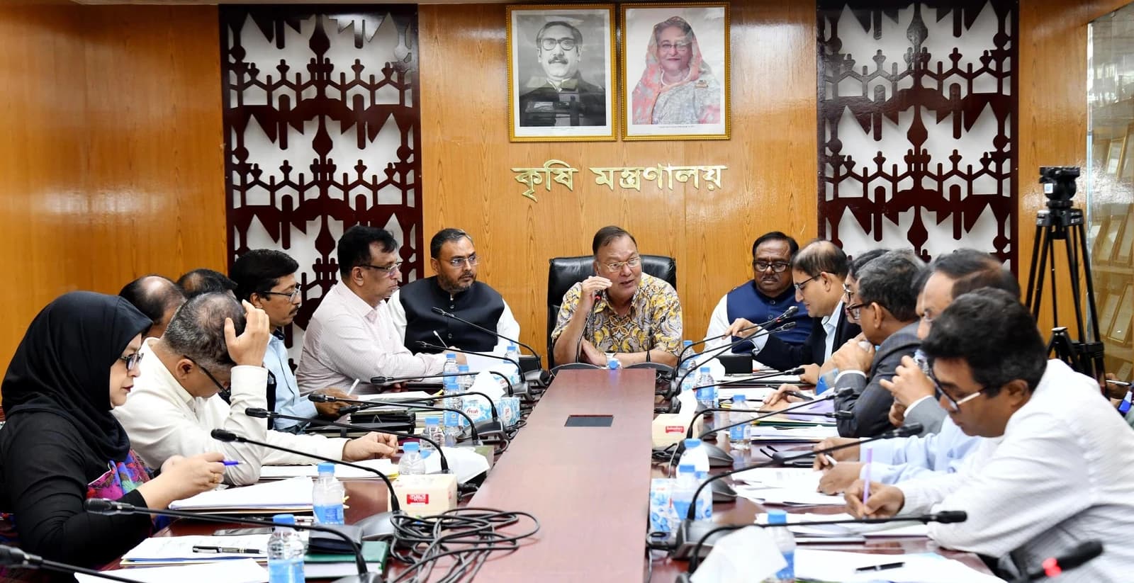 Government officials and the Minister of Agriculture meeting around a large conference table.