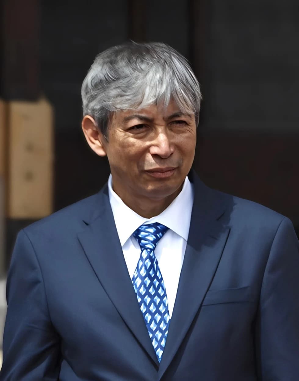 Minister José Arista, Minister of Economy and Finance, looking forward outdoors.