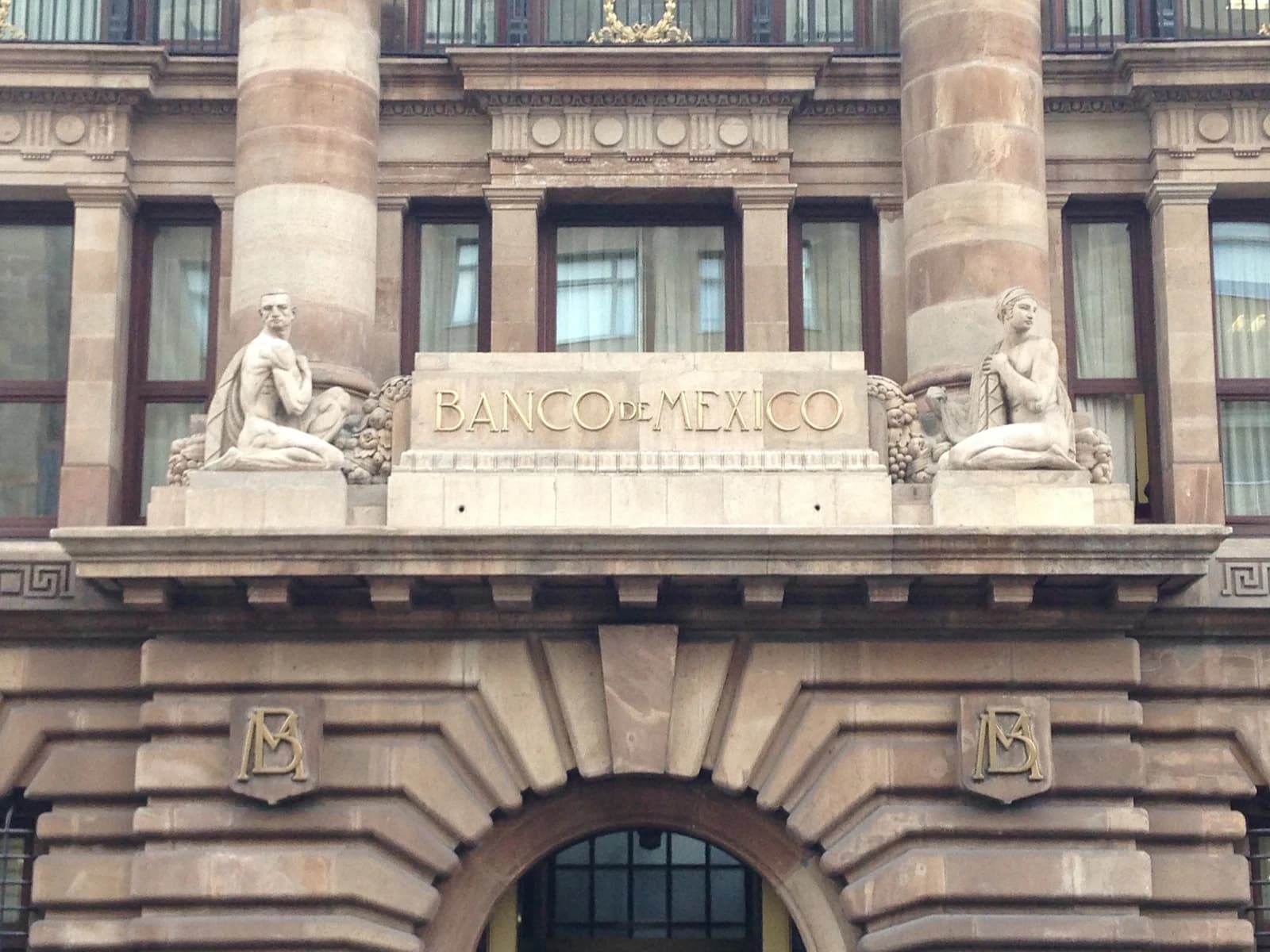 Facade of the Bank of Mexico building in Mexico City with 'BANCO DE MEXICO' carved above the entrance.