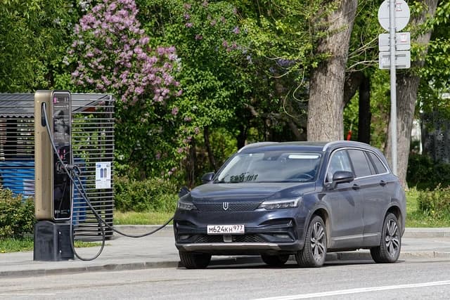 Electric vehicle charging at a station on Kosmodamianskaya Embankment, Moscow.