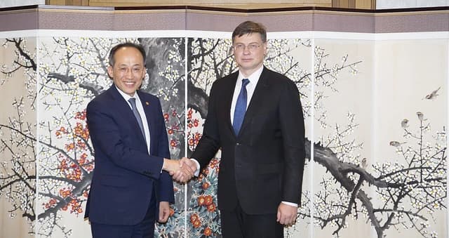 Choo Kyung-ho, South Korean Minister of Economy and Finance, shaking hands with Valdis Dombrovskis.