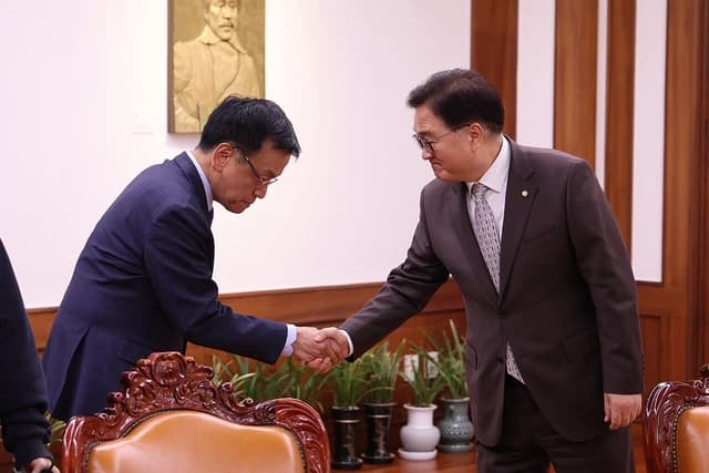Speaker of the National Assembly Woo Won-shik meets Deputy Prime Minister Choi Sang-mok.