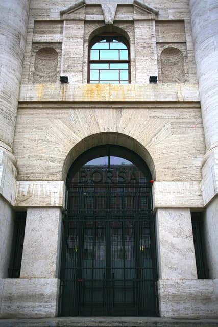 Entrance of Palazzo Mezzanotte in Milan, with Borsa written on the glass above the gate.
