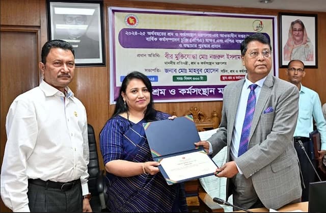 Officials of Bangladesh Ministry of Labor and Employment signing an annual performance agreement.