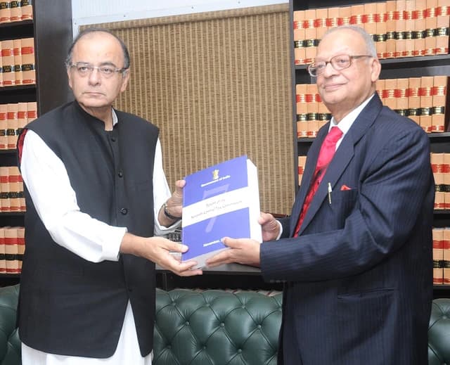 Justice A.K. Mathur submits Seventh Pay Commission report to Union Finance Minister Arun Jaitley.