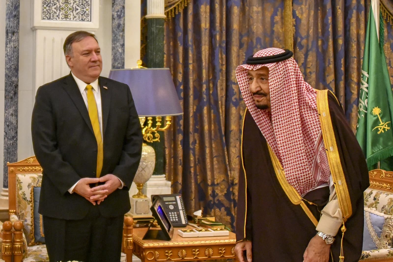 Mike Pompeo, US Secretary of State, stands next to Saudi King Salman.