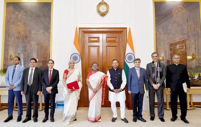 Finance Minister Nirmala Sitharaman and Finance Ministry officials with President Droupadi Murmu.