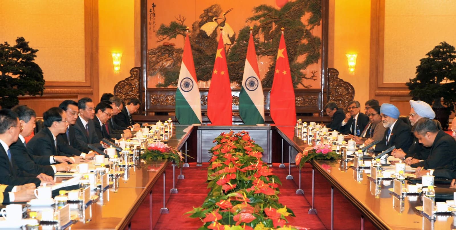 Manmohan Singh, Prime Minister of India, and Li Keqiang, Premier of China, at delegation talks.