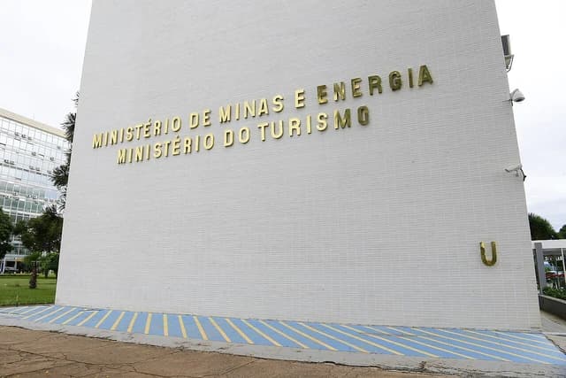 Building facade displaying "Ministério de Minas e Energia" in gold lettering.