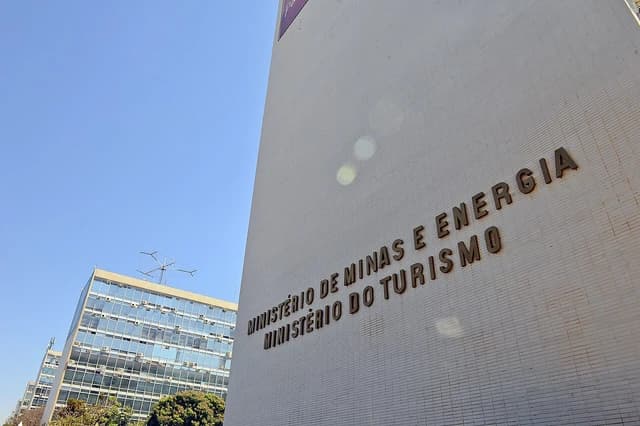 Building facade of the Brazilian Ministry of Mines and Energy in daylight.