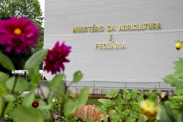 Building with 'Ministério da Agricultura e Pecuária' text on its facade.