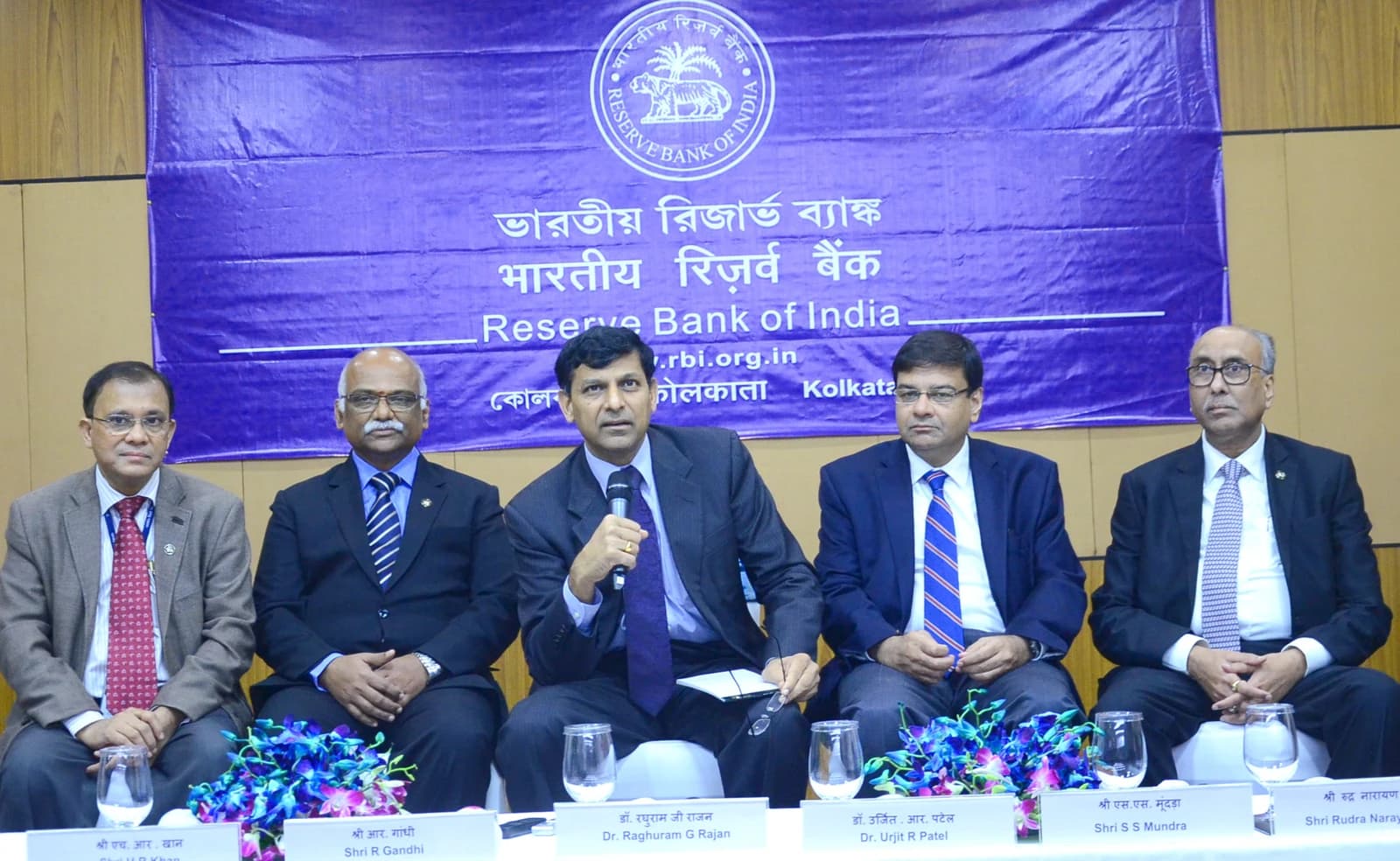 Raghuram G. Rajan, Governor of the Reserve Bank of India, speaks into a microphone at a press conference.