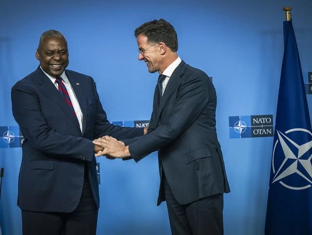Lloyd Austin, U.S. Secretary of Defense, and Mark Rutte, NATO Secretary-General, shaking hands.