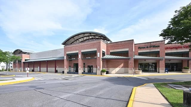 Exterior of Loehmann's Plaza in Rockville, Maryland, with empty storefronts.