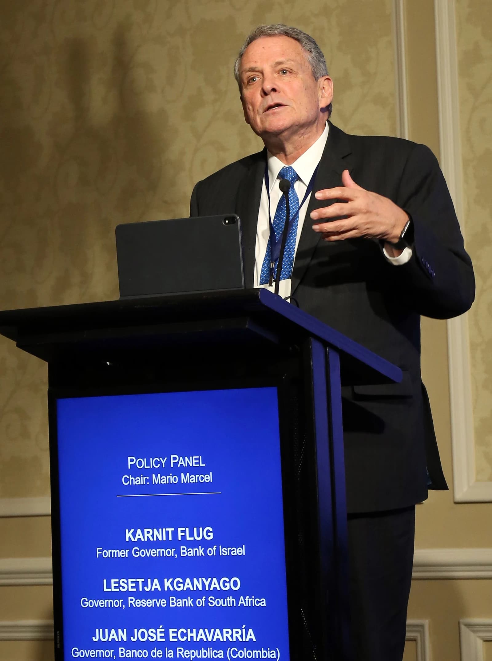 Juan José Echavarría, Governor of Banco de la Republica, speaking at a podium.
