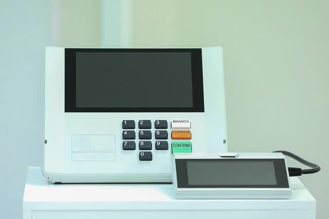 A white Brazilian electronic voting machine, model UE2020, on a white surface.