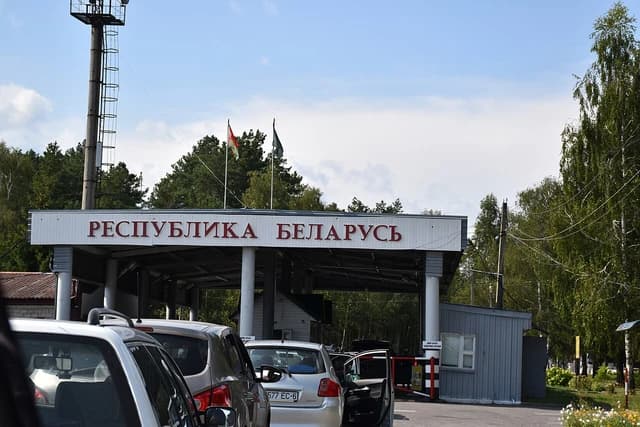 Cars at the Viesialoŭka border checkpoint between Belarus and another country.