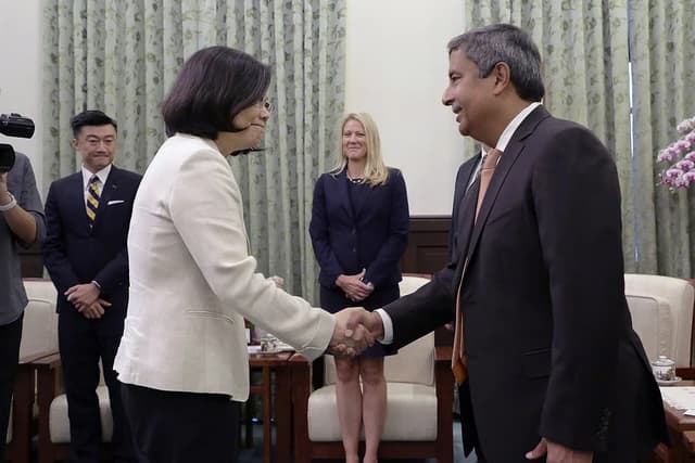 President Tsai Ing-wen shaking hands with Micron Technology executive at a meeting.