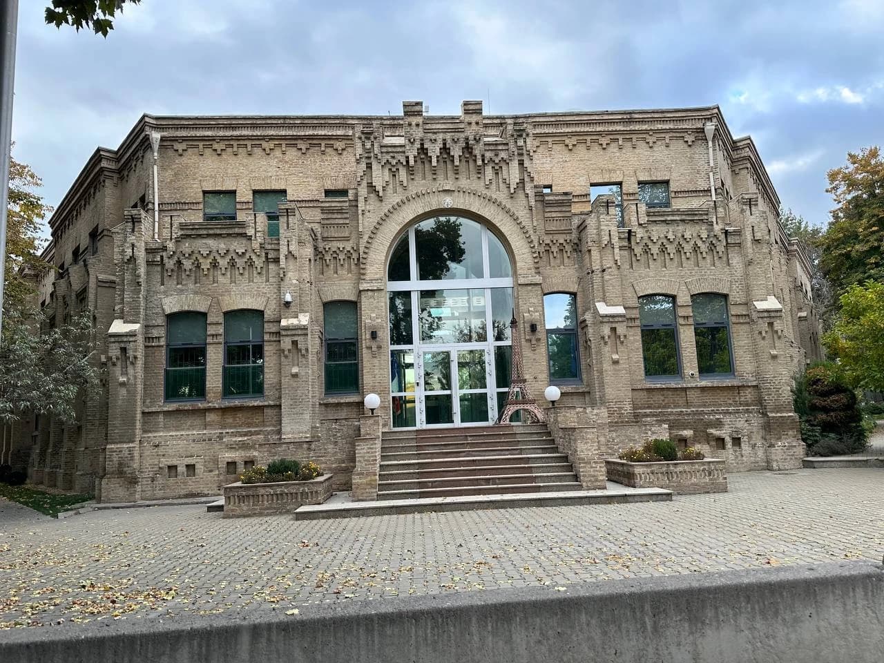 Milliy Banki building, the National Bank of Uzbekistan, with a large arched entrance.