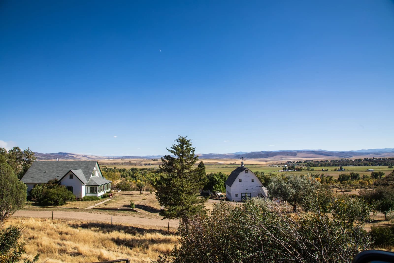 Farmhouse and barn on the Kimsey-Bolten Ranch rural historic landscape.